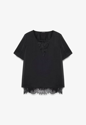 Top negro con mangas cortas y escote en V. Presenta un inserto de encaje floral y un dobladillo de encaje con borde scallop. Textura de tela suave.