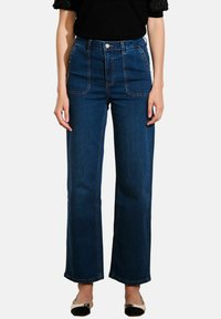Kõrge vöökoht, laiad jalgadega sinised denim teksad, millel on kaks esimest taskut, kontrastsete õmblustega ja eesnupu kinnitusega. Sile tekstuur.
