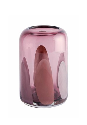 Lilla glassvase med glatte ovale former indeni, afrundet topkant og klar bund, sat mod en hvid baggrund.
