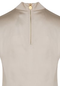 Beige Bluse mit hohem Kragen und goldener Reißverschluss vorne, gefertigt aus glattem, glänzendem Stoff.