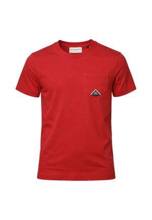 Maglietta rossa a maniche corte con scollo a girocollo e taschino sul petto con una piccola toppa triangolare in bianco e nero con logo.