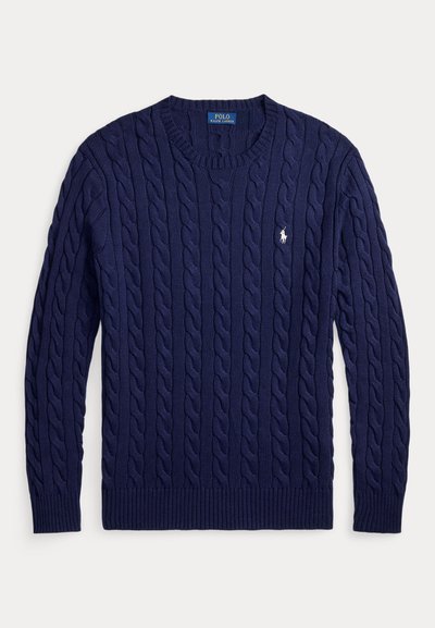 Tmavomodrý pletený sveter s okrúhlym výstrihom, dlhými rukávmi a malým bielym vyšitým logom Polo Ralph Lauren na hrudi.