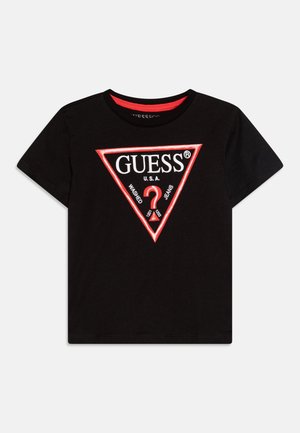Tricou scurt negru, cu mânecă scurtă, prezentând un logo triunghiular mare, roșu și alb, cu textul "GUESS®" și "U.S.A." la centru. Fabricat din bumbac moale.