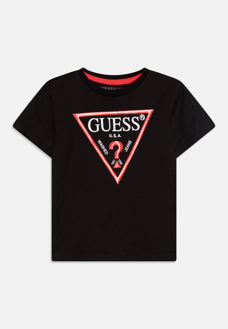 T-shirt noir à manches courtes avec un grand logo triangulaire rouge et blanc comportant le texte "GUESS®" et "U.S.A." au centre. Tissu en coton doux.