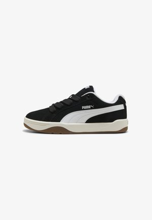 Schwarzer Puma Low-Top-Sneaker mit weißem Seitenstreifen, dicken schwarzen Schnürsenkeln, weißer Zwischensohle und brauner Außensohle, in Seitenansicht gezeigt.