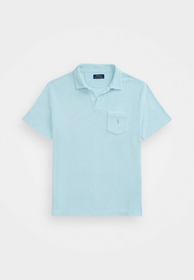 Lichtblauwe polo gemaakt van zachte katoen. Heeft een kraag, korte mouwen en een borstzak met een geborduurd logo.