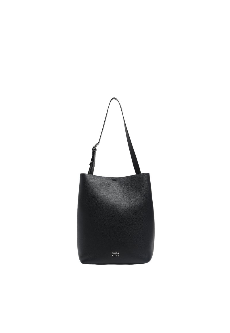 Czarna skórzana torba na ramię o gładkiej fakturze, zaokrąglonym kształcie i regulowanym pasku. Posiada srebrne logo na dole.