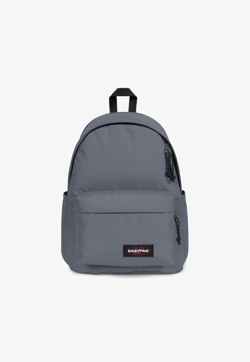 Grå Eastpak ryggsäck med rundad form, dragkedjeslutningar, justerbara remmar och en framficka med logotyppatch. Hållbart tyg.