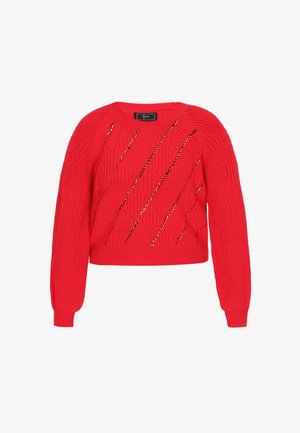 Červený pletený sveter s rebrovaným výstrihom a dlhými rukávmi. Obsahuje diagonálne výrezy ozdobené kovovými detailmi a textúrovanými vzormi.