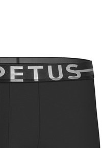 Mustat boxerit, joissa on leveä elastinen vyötärö, johon on neulottu "PETUS" hopeanvärillä. Kangas on sileäpintaista ja istuvaa muotoilua.