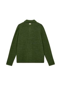 Langærmet mørkegrøn striktrøje med et lille beige logo-patch centreret under bag kanten af kraven.