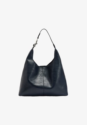 Granatowa skórzana torba hobo o miękkiej fakturze, zakrzywionej sylwetce, pojedynczym pasku oraz subtelnym wykończeniu szwami. Akcenty w srebrnym kolorze.