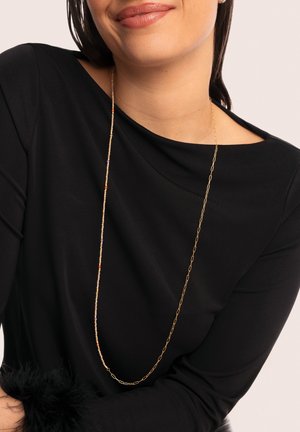 Gouden ketting met kleurrijke kralen in oranje, paars en blauw, gedragen met een zwarte top, die een stijlvolle val en textuur toont.