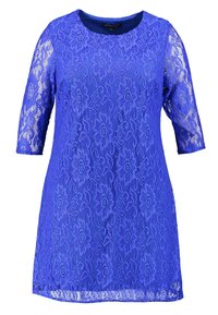 Niebieska koronkowa bluzka z rękawami do łokcia, kwiecistym wzorem, okrągłym dekoltem i falbaniastym wykończeniem. Przezroczysta tekstura z dopasowanym krojem sięgającym poniżej bioder.