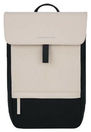Sac à dos rectangulaire bicolore avec rabat beige et panneau avant supérieur, panneaux inférieurs et côtés noirs, et une poignée noire sur le dessus.