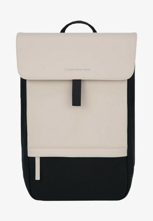Rektangulær tofarvet rygsæk med beige klap og øverste frontpanel, sort nederste panel og sider samt sort hank på toppen.
