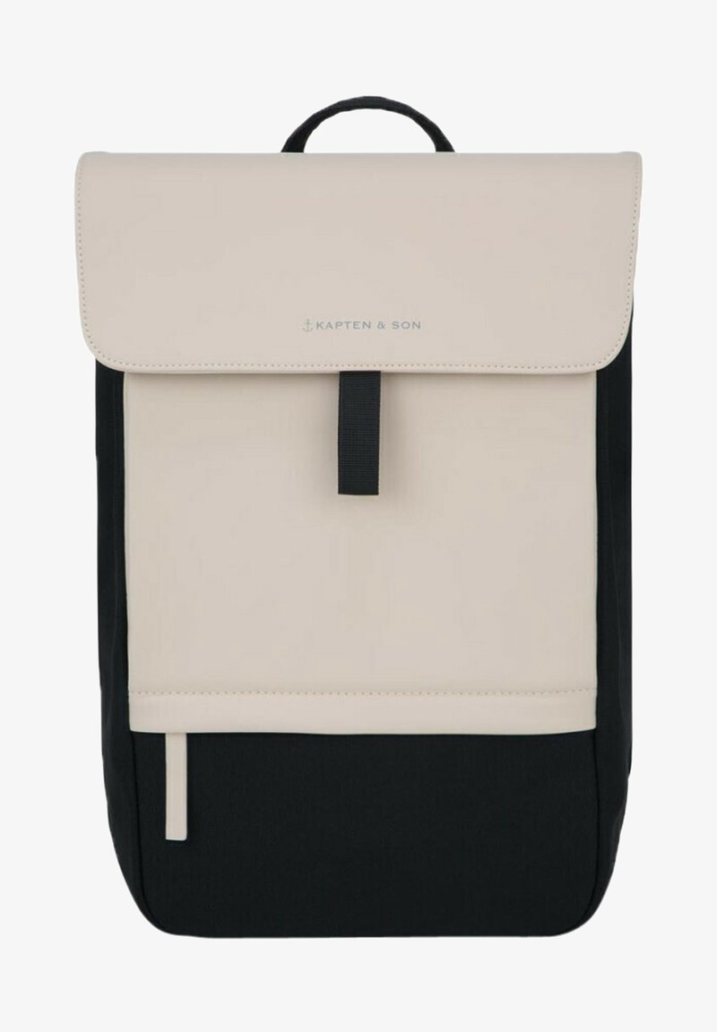 Sac à dos rectangulaire bicolore avec rabat beige et panneau avant supérieur, panneaux inférieurs et côtés noirs, et une poignée noire sur le dessus.
