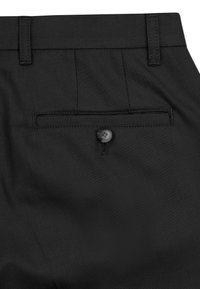 Pantalon noir vu de dos montrant une poche passepoilée à bouton unique et des passants de ceinture sur la taille.