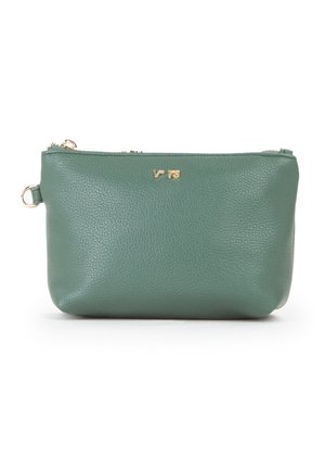 Piccola borsa in pelle verde con finitura martellata, con cerniera dorata e piccolo logo dorato centrato vicino alla parte superiore.