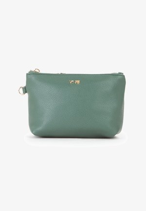 Piccola borsa in pelle verde con finitura martellata, con cerniera dorata e piccolo logo dorato centrato vicino alla parte superiore.
