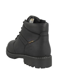 Schwarze Leder-Stiefelette mit strukturiertem Finish, genähten Akzenten, Gummisohle und gepolstertem Kragen für zusätzlichen Komfort. Mit einem Logo an der Seite.
