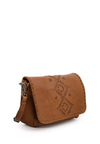 Borsa a tracolla in pelle marrone con flap, caratterizzata da motivi a rombi in rilievo e dettagli cuciti. Cintura regolabile e hardware in tonalità argentata.