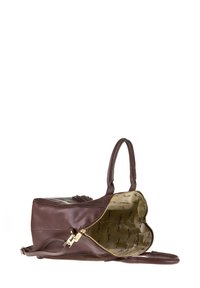 Borsa in pelle marrone con zip dorata aperta, che mostra l'interno beige foderato con il logo "Pierre Cardin".