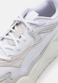 Białe sneakersy z siateczki i zamszu. Gładki design z wyściełanym językiem, misternym przeszyciem i teksturowaną podeszwą.