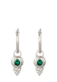 Boucles d'oreilles en argent avec des pierres vertes rondes et de petites gemmes transparentes, au design texturé et organique, avec un crochet articulé pour le maintien.