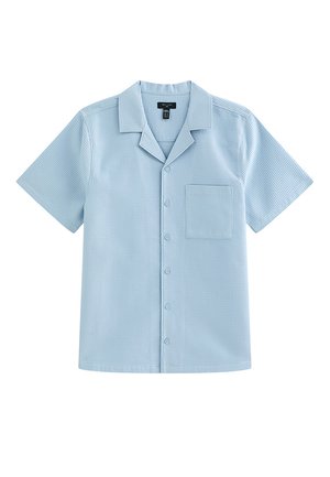 Chemise bleu clair à manches courtes avec boutons, tissu texturé, col camp et poche poitrine unique.