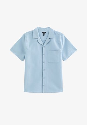 Jasnoniebieska koszula z krótkim rękawem na guziki, z teksturowanej tkaniny, z kołnierzem typu camp i pojedynczą kieszenią na piersi.