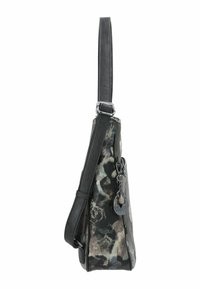 Borsa con motivo camouflage, dotata di una tracolla in pelle nera e accessori in argento. Presenta una tasca laterale e un ciondolo decorativo.