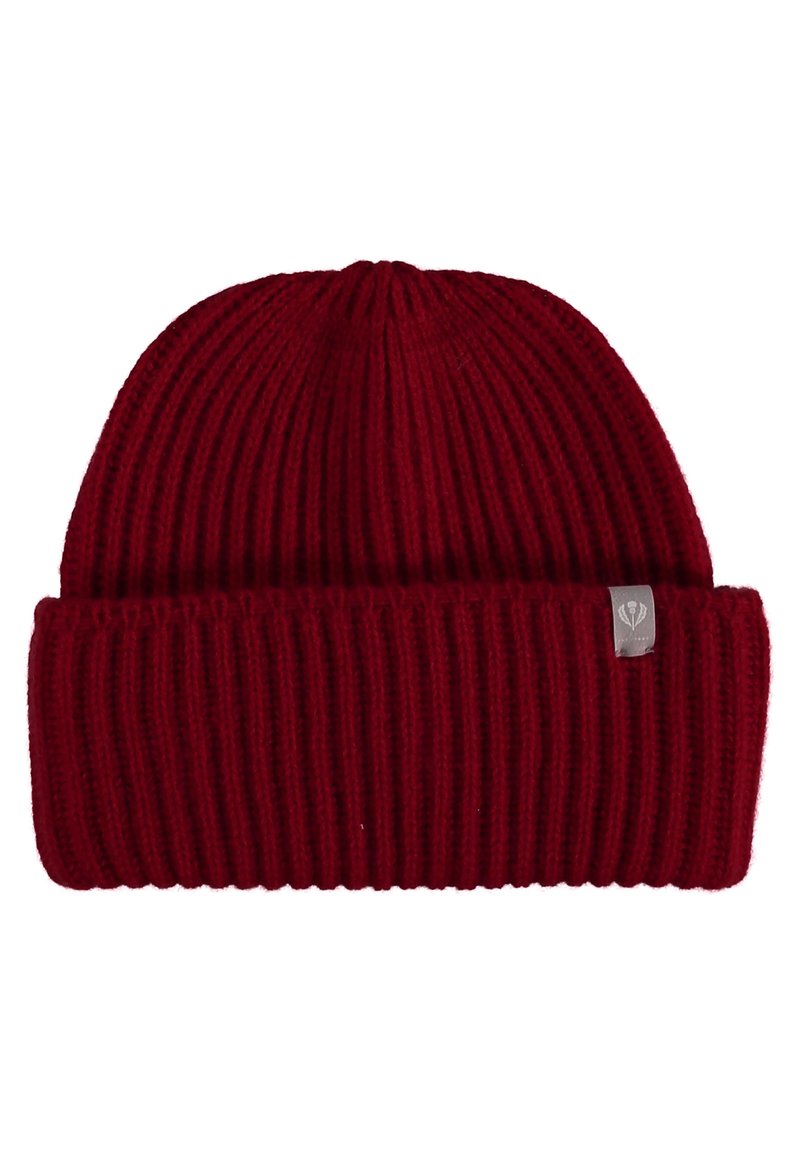 Rode gebreide beanie met ribbelstructuur, voorzien van een omgeslagen rand en een klein grijs logo-label aan de zijkant. Zachte garenmaterialen.