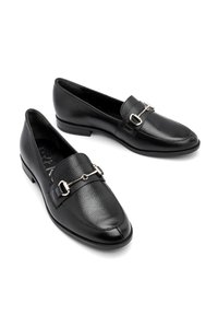 Zwarte leren loafers met een gestructureerde afwerking, met een decoratieve zilveren gespaccent en een lage gestapelde hak. Gladde neuskapontwerp.