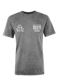Šedé bavlněné tričko s krátkými rukávy. Na přední straně se nachází bílé text, včetně „The 'Ready to Die' Tour '95“ a „Biggie Smalls.“ Klasický střih.