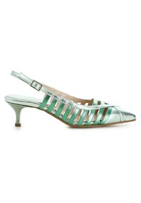 Scarpa slingback metallica verde e argento con punta affusolata, design con ritagli e tacco di 5 cm. Presenta una parte superiore in pelle testurizzata e una cinturino regolabile.