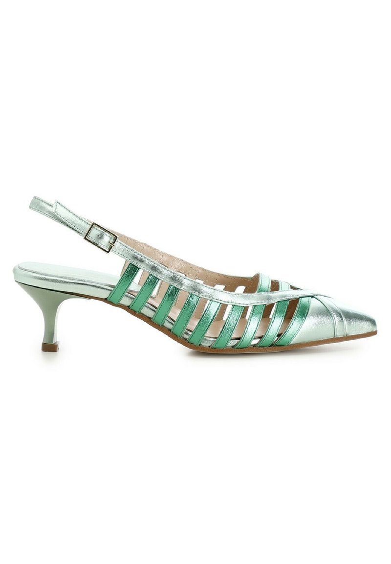 Scarpa slingback metallica verde e argento con punta affusolata, design con ritagli e tacco di 5 cm. Presenta una parte superiore in pelle testurizzata e una cinturino regolabile.