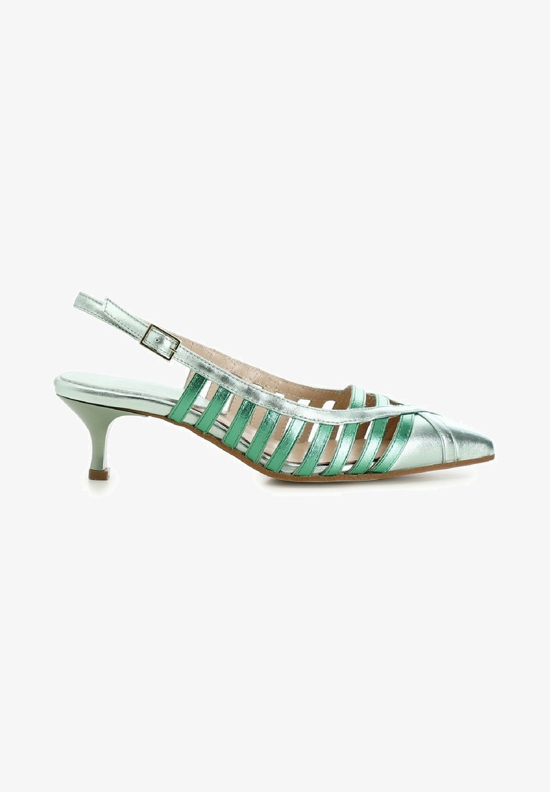 Scarpa slingback metallica verde e argento con punta affusolata, design con ritagli e tacco di 5 cm. Presenta una parte superiore in pelle testurizzata e una cinturino regolabile.