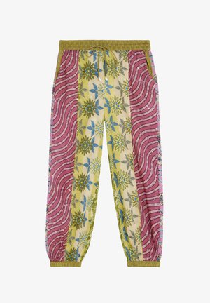 Pantalones de corte holgado con cintura y puños elásticos, con un diseño de patchwork de patrones florales amarillos y rayas onduladas rosas, con bolsillos laterales.