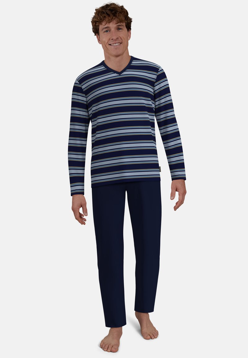 Langärmliges, marineblau gestreiftes Oberteil mit hellblauen und weißen Streifen, kombiniert mit dunkelblauen Hosen. Weicher Stoff mit entspannter Passform.