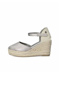 Espadrilla wedge metallica argento con cinturino alla caviglia, suola intermedia in juta intrecciata e dettaglio in tessuto a scacchi sul tallone posteriore. Design a punta arrotondata.