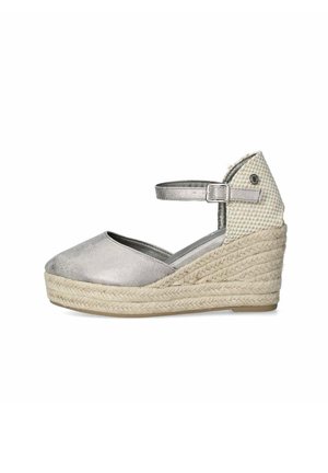 Espadrilla wedge metallica argento con cinturino alla caviglia, suola intermedia in juta intrecciata e dettaglio in tessuto a scacchi sul tallone posteriore. Design a punta arrotondata.