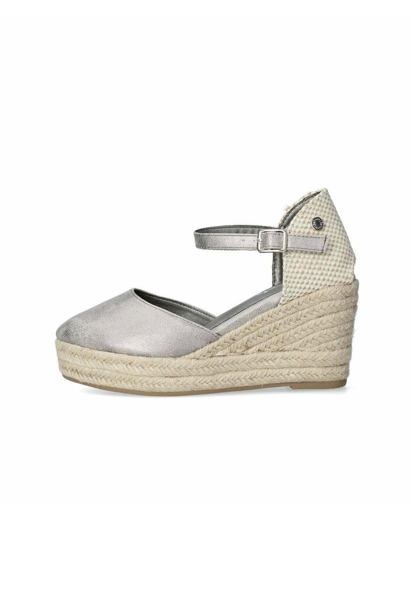 Espadrilla wedge metallica argento con cinturino alla caviglia, suola intermedia in juta intrecciata e dettaglio in tessuto a scacchi sul tallone posteriore. Design a punta arrotondata.