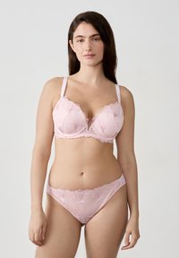 Roze kanten beha met bloemborduursels en scalloped randen, gecombineerd met bijpassende slipjes met soortgelijke ontwerpen. Zacht materiaal, delicate bandjes.