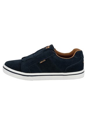 Marineblaue Wildleder-Slipper mit einer weißen Gummisohle, gepolstertem Innenraum und perforierten Einsätzen für Atmungsaktivität. Mit dezenten Logo-Details.