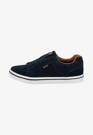 Marineblaue Wildleder-Slipper mit einer weißen Gummisohle, gepolstertem Innenraum und perforierten Einsätzen für Atmungsaktivität. Mit dezenten Logo-Details.