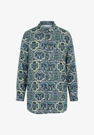 Langærmet skjorte med knapper med grønne, blå og sorte abstrakte blomsterprint på en hvid baggrund.