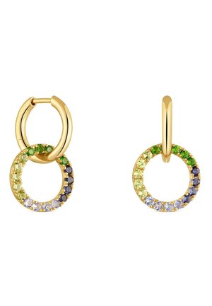 Boucles d'oreilles créoles en or avec pendentifs circulaires attachés incrustés de pierres précieuses vertes, jaunes, bleues et violettes.