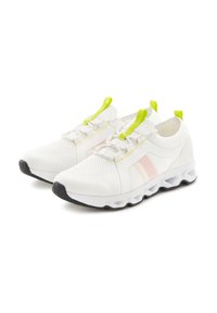 Weiße Sportschuhe mit einem strukturierten Strickobermaterial, neon grünen Akzenten und einer gepolsterten Sohle mit einem einzigartigen Design. Auffällige horizontale Streifen.