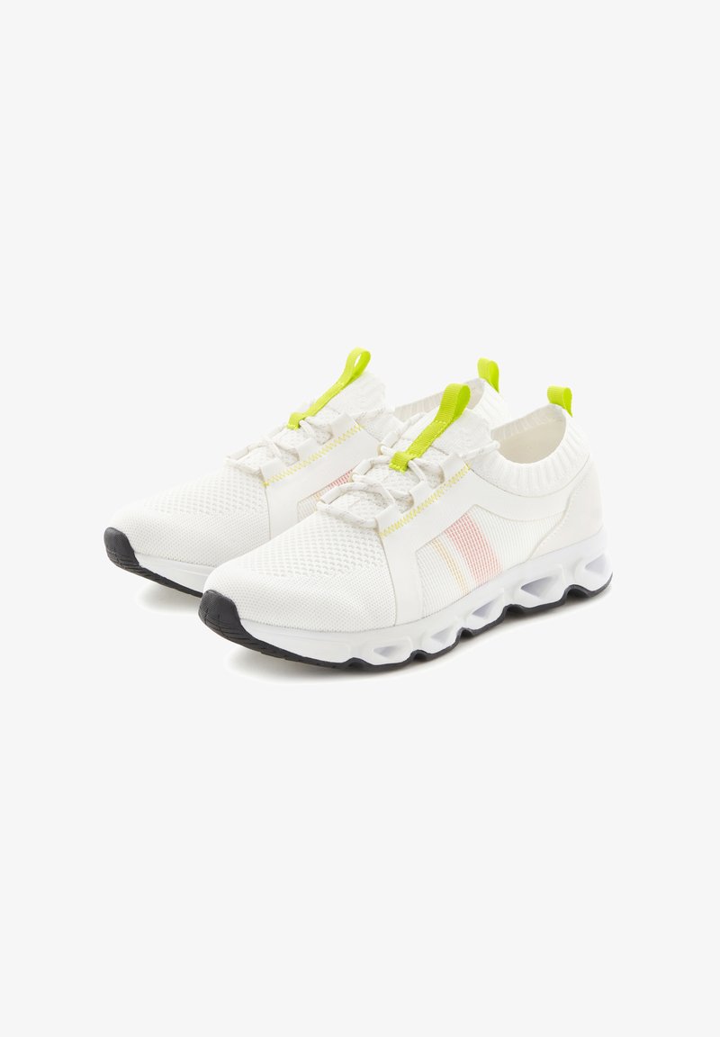 Weiße Sportschuhe mit einem strukturierten Strickobermaterial, neon grünen Akzenten und einer gepolsterten Sohle mit einem einzigartigen Design. Auffällige horizontale Streifen.